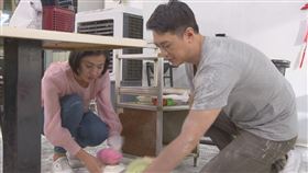 米可白(左)和方大緯劇中一起收拾杯盤狼藉的現場。台視提供