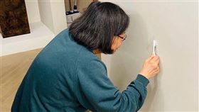 蔡英文清理家裡牆壁污漬。（圖／翻攝自蔡英文threads）