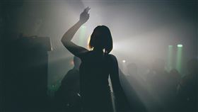 女孩，夜店，狂歡（圖／Pexels）