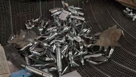 驚悚！宜蘭工廠「小鋼瓶加溫到一半」突炸裂　碎片噴飛2工人送醫。（圖／翻攝畫面）