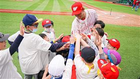 味全龍招待警察全家看棒球！6／15天母棒球場　憑證換4張票進場