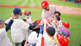 向警務人員致敬！頂新和德文教基金會　招待500個警務人員家庭看棒球