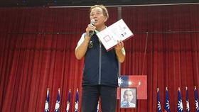 81歲老礦工領到基隆明德國中榮譽畢業證明書高齡81歲、推動籌設猴硐礦工文史館的周朝南（圖）在國中二年級時，輟學到礦坑打零工、分擔家計，他日前在基隆明德國中畢業典禮上，圓夢領到遲來60多年的「榮譽畢業證明書」，彌補遺憾。（基隆高中提供）中央社記者沈如峰基隆傳真  113年6月14日