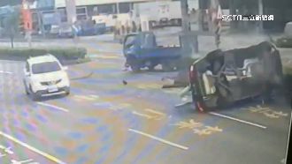 獨／疑疲勞駕駛！轎車撞分隔島「大翻車」