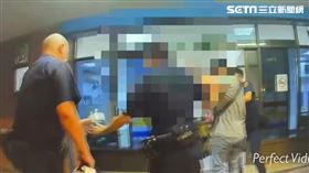 北市鄭男買汽油重回派出所欲縱火鄒逮。（圖／翻攝畫面）