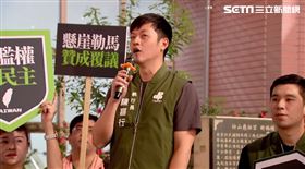 民進黨台北市黨部今（14）日在松山街頭上宣講「反濫權、護民主」，包含主委張茂楠、執行長「焦糖哥哥」陳嘉行、副執行長陳聖文等人皆站上了肥皂箱宣講，不少群眾也齊聚現場聆聽。