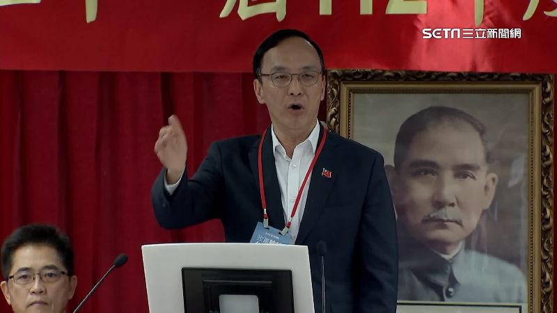 翁曉玲昔日搶佔C位遭時任黨主席的朱立倫洗臉,畫面瘋傳。(資料照)