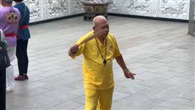 獨家／口喝怪語「靈乩修行」　廟前感應靈動掀熱議