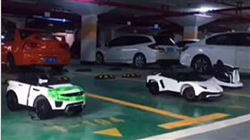 陸男買3車位停放玩具車　警衛稱「車位不足」砸車遭索賠25萬。圖／CTWANT