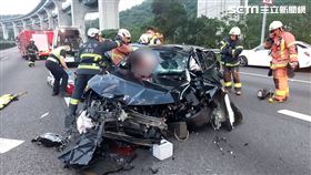 嚴重的2次事故造成王姓駕駛當場失去生命跡象，車頭幾乎全毀，場面相當怵目驚心。（圖／警方提供）

