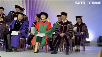 林青霞清大致詞「卡住」羞笑：我看一下稿