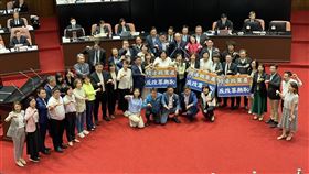 民進黨立委抗議《政黨及其附隨組織不當取得財產處理條例》修正草案付委審查。（圖／翻攝自黃捷Threads）