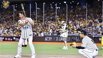 金本知憲開球險砸中　看黃色球衣很像阪神