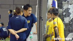 ▲中信兄弟總教練平野惠一，賽前與球迷互動。（圖／記者張沛嘉攝影）