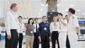 李孟諺今日在何淑萍陪同下視察高雄機場。（圖／民航局提供）