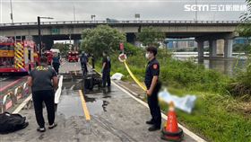 新北民眾行經新海橋下方時發現1具雙手刺青的男性浮屍。（圖／翻攝畫面）