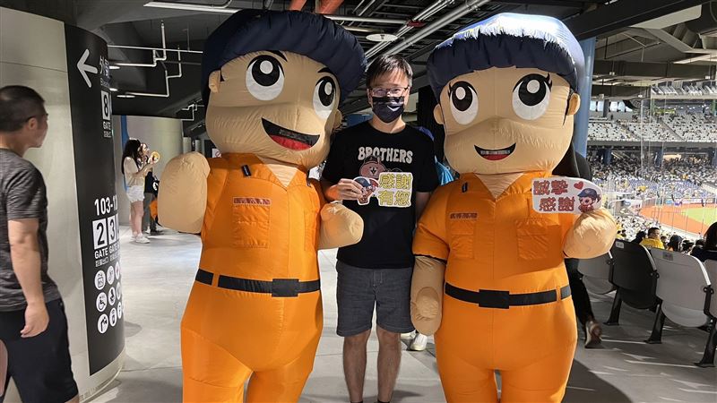 中信兄弟挺警察節！邀警消海巡前進大巨蛋