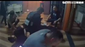 新北市康男積欠150萬元，慘遭楊姓債主等5人從酒吧擄走。（圖／翻攝畫面）