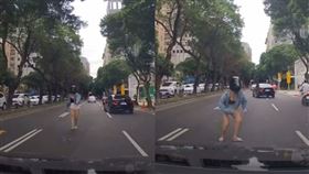 駕駛在路上行駛到一半，突然有名熱褲妹迎面跑來。（圖／翻攝自WoWtchout-地圖型行車影像分享平台 YouTube頻道）