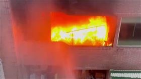 台北市通化街一棟大樓今（16）日清晨驚傳火警。（圖／翻攝畫面）