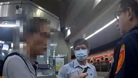 北捷25歲女連上12小時班坐在博愛座，2名老人強逼讓座
，導致她情緒崩潰用頭撞柱子。（圖／翻攝畫面）