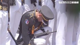 陸軍官校百年校慶，官校生中暑