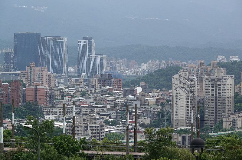 內政部公布建物所有權登記通報，去年買賣登記棟數由113年35.1萬棟高峰降至26.1萬棟，年減25.5%，創9年新低。。圖為台北市區房屋一景。（圖／中央社）