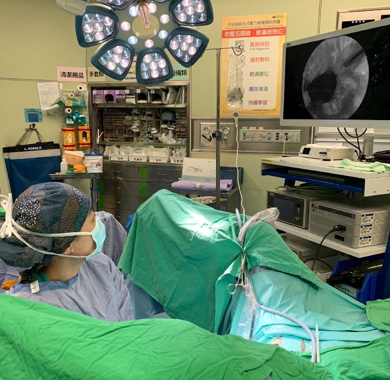 48歲徐婦13歲時曾經歷車禍，之後出現漏尿，在大笑、打噴嚏等情形就會滲尿，被診斷「應力性尿失禁」，近期經醫師以尿道填充注射手術成功改善。（花蓮慈濟醫院提供）