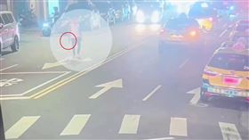 北市萬華警分局昨晚獲報有西昌街上有人持刀追砍，員警到場後鬧事者已離開現場，經調閱監視器追查，發現鬧事者為當地角頭陳明傑，因未有人員傷亡，警方已寄發通知書要求陳男到案說明。