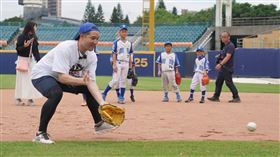 ▲富邦悍將邀請杉谷拳士來台，教導新北少棒學生們。（圖／富邦悍將提供）