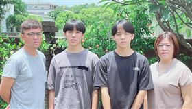 台中夜市囝仔雙胞胎　會考拿5A++進一中（圖／翻攝畫面）