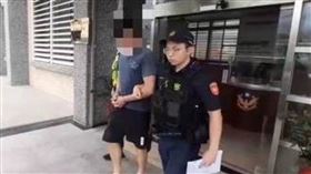 醉漢騎車未戴帽，怒打警察被逮。（圖／翻攝畫面)