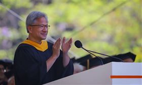 輝達（NVIDIA）執行長黃仁勳14日在加州理工學院畢業典禮致詞。（圖／翻攝自加州理工學院官網，Credit: Jon Nalick）