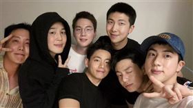 防彈少年團最新合體照曝光，成員SUGA意外跟網紅阿翰撞臉。（圖／翻攝Dcard）