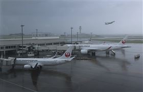 氣候不佳，那霸機場連續3天累計破百航班受到影響。（示意圖／達志影像）