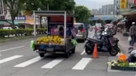 新明市場附近，日前有一台發財車占用馬路賣芒果。（圖／翻攝自爆廢1公社）