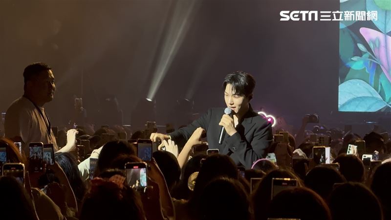 金明洙出場就送簽名　台上瘋狂喊：安靜