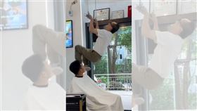 理髮師「倒吊空中」幫顧客剪頭髮。（圖／翻攝自微博）