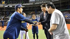 ▲糸井嘉男要周思齊打到50歲。（圖／中信兄弟提供）