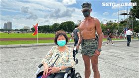 母子倆不管太陽多大，黃埔場地多廣，就是這樣邊推著輪椅邊聊天，享受退休生活。（圖／記者簡榮良攝影）