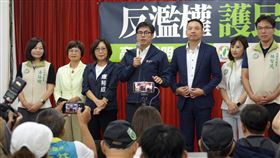 民進黨「反濫權、護民主」高雄場  陳其邁宣講民進黨16日下午在高雄市新興區舉行「反濫權、護民主」宣講，市長陳其邁（後中）呼籲民眾，21日行政院國會職權修正法案相關覆議案要在立法院表決，希望民眾共同關心。中央社記者蔡孟妤攝  113年6月16日