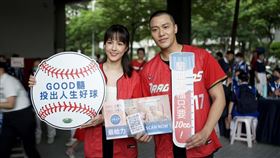張睿家與魏蔓到棒球場開球。（圖／味全龍提供）
