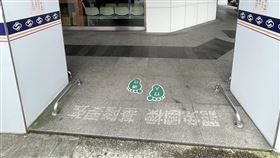 公民團體地洗「罷免國樑 基隆要強」字樣公民團體「山海公民拆樑行動」發起罷免基隆市長謝國樑，第2階段連署已募集到2萬2000份連署書，團隊16日凌晨在基隆二信總社（圖）、外木山和基隆國光客運臨時站人行道，以高壓水槍洗出「罷免國樑 基隆要強」字樣宣傳。（公民團體「山海公民拆樑行動」提供）中央社記者王朝鈺傳真  113年6月16日