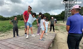 四角賞鯨船考驗團隊默契，每當有人站上去就要設法平衡，相當刺激，尖叫聲此起彼落。（圖／記者簡榮良攝影）