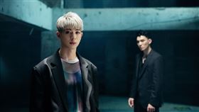 林亭翰找黃偉晉合作對唱〈借你的光〉，成全新情歌男男CP。