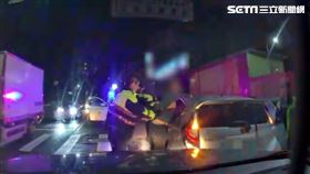 新北陳男持鋁棒毆打債務人遭警方攔截圍捕。（圖／翻攝畫面）