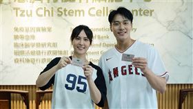 魏蔓與張睿家到慈濟骨髓幹細胞中心建檔造血幹細胞。（圖／大愛提供）