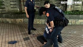 新北張姓社區總幹事毆打周姓保全遭警方逮捕。（圖／翻攝畫面）