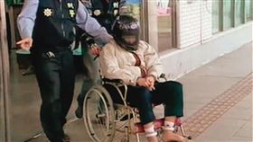黃姓凶手（坐者）被警方借提時，假裝癲癇、行動不便，最後遭戳破謊言。