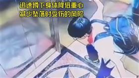 中國四川重慶市一名國小五年級的男童日前搭乘電梯時，突然發現電梯故障，男童臨危不亂，先按下緊急呼叫鈴，接著雙手緊扶電梯牆面，甚至還擺出蹲馬步的動作，準備因應可能的墜落，所幸最後結束一場虛驚，但男童應變的過程全被監視器拍下，影片也被上傳至網路分享。